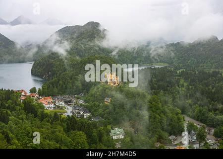 Vue sur le château de Hohenschwangau et ses environs avec des nuages bas, Schwangau, haute-Bavière, Allemagne Banque D'Images