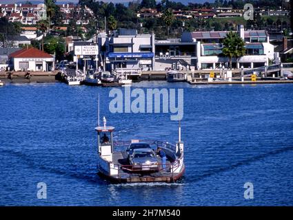 Le Balboa Bay Ferry prend des voitures et des gens à l'île de Balboa dans le comté d'Orange, CA Banque D'Images