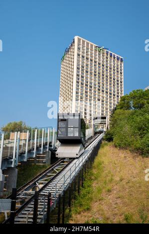 EDMONTON, CANADA - 18 novembre 2021 : Edmonton, Alberta - 30 juillet 2021 : le nouveau funiculaire d'Edmonton dans la vallée de la rivière Saskatchewan, au centre-ville. Banque D'Images