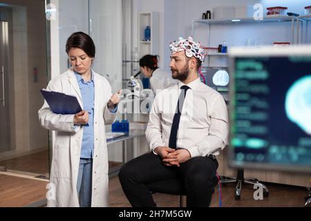 Neurologue spécialiste chercheur surveillance de l'évolution du cerveau développement d'un traitement pour les maladies neurologiques en laboratoire moderne.Scientifique médecin analysant l'activité du système nerveux.Service de neurologie Banque D'Images