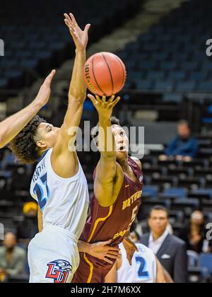 Daytona Beach, Floride, États-Unis.23 novembre 2021.Liberty Flames garde Joseph Venzant (23) défend une tentative de mise à pied par Bethune-Cookman Wildcats garde Damani McEntyre (5) pendant la 2ème moitié de mens NCAA jeu de basket-ball action entre Bethune Cookman Wildcats et les Liberty Flames.Liberty a battu Bethune Cookman 59-51 au Ocean Center de Daytona Beach, en Floride.Roméo T Guzman/Cal Sport Media/Alamy Live News Banque D'Images