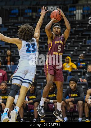Daytona Beach, Floride, États-Unis.23 novembre 2021.Bethune-Cookman Wildcats Guard Damani McEntyre (5) tire sur Liberty Flames Guard Joseph Venzant (23) pendant la 2ème moitié des hommes NCAA jeu de basket-ball action entre Bethune Cookman Wildcats et les Liberty Flames.Liberty a battu Bethune Cookman 59-51 au Ocean Center de Daytona Beach, en Floride.Roméo T Guzman/Cal Sport Media/Alamy Live News Banque D'Images