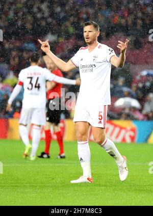 Sabadell, Barcelone, Espagne.23 novembre 2021.Barcelone Espagne 23.11.2021 Jan Vertonghen (Benfica) gestes lors de la Ligue des champions de l'UEFA entre le FC Barcelone et Benfica au Camp Nou le 23 novembre 2021 à Barcelone.Crédit : Xavi Urgeles/ZUMA Wire/Alay Live News Banque D'Images