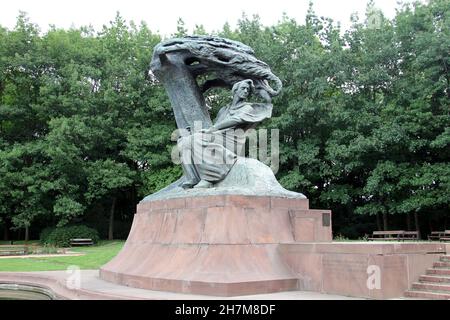 Fryderyk Chopin Monument dans le parc Lazienki, avenue Ujazdow, Varsovie, Pologne Banque D'Images