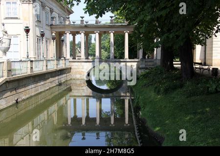 Galerie du pont Colonnade du Palais sur l'île à Lazienki Klolewskie Park, Varsovie, Pologne Banque D'Images