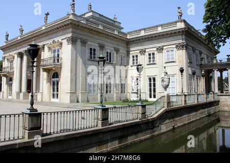Palais sur l'île au parc Lazienki Klolewskie (bains royaux), façade nord, Varsovie, Pologne Banque D'Images