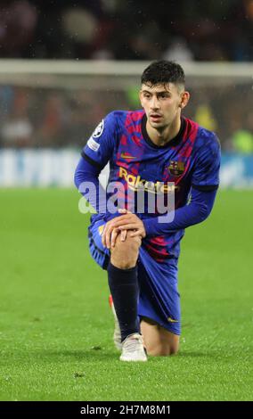 Sabadell, Barcelone, Espagne.23 novembre 2021.Barcelone Espagne 23.11.2021 Yusuf Demir (FC Barcelone) regarde pendant la Ligue des champions de l'UEFA entre le FC Barcelone et Benfica au Camp Nou le 23 novembre 2021 à Barcelone.Crédit : Xavi Urgeles/ZUMA Wire/Alay Live News Banque D'Images