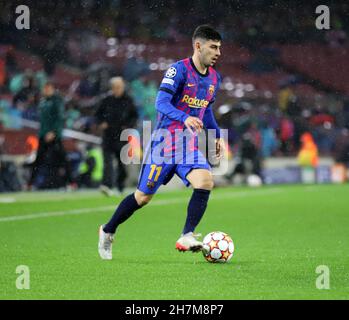 Sabadell, Barcelone, Espagne.23 novembre 2021.Barcelone Espagne 23.11.2021 Yusuf Demir (FC Barcelone) contrôle le ballon lors de la Ligue des champions de l'UEFA entre le FC Barcelone et Benfica au Camp Nou le 23 novembre 2021 à Barcelone.Crédit : Xavi Urgeles/ZUMA Wire/Alay Live News Banque D'Images