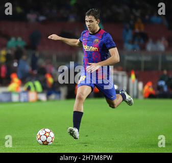 Sabadell, Barcelone, Espagne.23 novembre 2021.Barcelone Espagne 23.11.2021 Nico Gonzalez (FC Barcelone) contrôle le ballon lors de la Ligue des champions de l'UEFA entre le FC Barcelone et Benfica au Camp Nou le 23 novembre 2021 à Barcelone.Crédit : Xavi Urgeles/ZUMA Wire/Alay Live News Banque D'Images