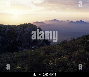 VUE SUR LES MAGNIFIQUES CHAÎNES DE STIRLING AVEC DES FLEURS SAUVAGES QUI POUSSENT AU PREMIER PLAN, L'AUSTRALIE OCCIDENTALE. Banque D'Images