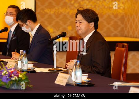 Tokyo, Japon.24 novembre 2021.Le ministre japonais des Affaires étrangères Yoshimasa Hayashi s'adresse au ministre danois des Affaires étrangères Jeppe Kofod à la Maison d'hôtes d'Iikura.(Image de crédit: © Rodrigo Reyes Marin/ZUMA Press Wire) Banque D'Images