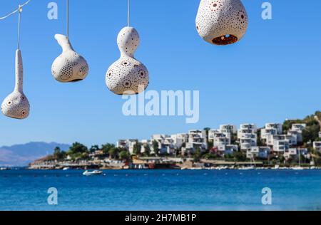 Lampes décoratives faites à la main de calabash gourd sur le fond de la côte de mer.Bitez, Bodrum, Turquie.Vacances d'été et concept de voyage Banque D'Images