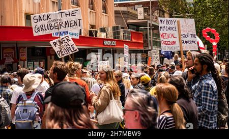 Melbourne, Victoria Australie - novembre 20 2021 : des manifestants pacifiques défilent en signe lors de la Freedom March et tuent le rassemblement de protestation pacifique Bill Banque D'Images