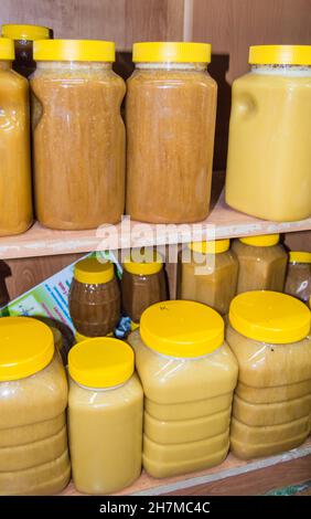 Miel naturel dans divers bocaux sur une étagère en bois, marché souvenir du village Banque D'Images