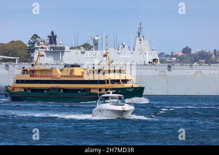 Sydney ferry MV Collaroy est entré en service en 1988, ferry de classe eau douce, passant devant le HMAS Canberra L02 dans la base navale de Garden Island, Sydney, Australie Banque D'Images