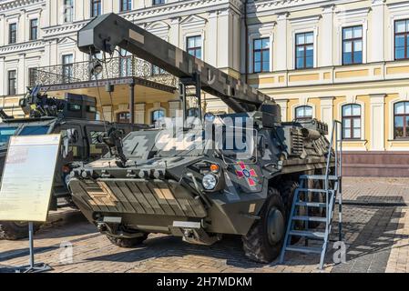 Kiev, Ukraine - 15 octobre 2021: L'exposition d'équipements militaires "l'avenir numérique de l'armée" se tient sur la place Mykhailivska à Kiev. Banque D'Images