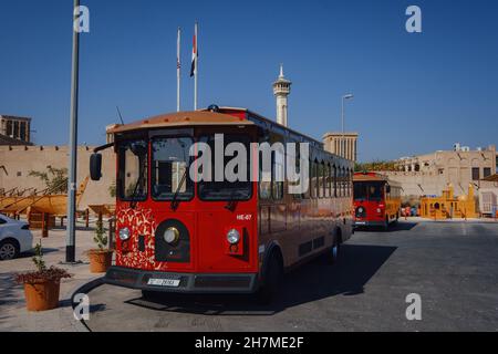 Dubaï, Émirats arabes Unis 17 février 2020 : anciens bâtiments de Dubaï et rue arabe.Quartier historique d'Al Fahidi, Al Bastakiya. Beau bus rouge touristique à l'arrêt contre de la mosquée Banque D'Images