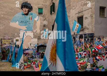 Neapel, Italie.23 novembre 2021.Une fresque représentant la légende du football peut être vue à côté des images et des affiches de l'Argentine.Un an après la mort de la star du football dans une résidence privée au nord de Buenos Aires, Maradona est commémoré avec des hommages, des séries télévisées et des mémoriaux - y compris à Naples, où le 'Golden boy' a joué pendant des années à SSC Napoli.(À dpa 'Un an sans Diego: Hommages et accusations à l'anniversaire de la mort de Maradona') Credit: Alessio Paduano/dpa/Alay Live News Banque D'Images