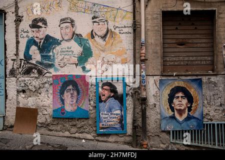 Neapel, Italie.23 novembre 2021.Des photos de la légende du football Maradona sont accrochées sur un trottoir dans les quartiers espagnols.Un an après la mort de la star du football dans une résidence privée au nord de Buenos Aires, Maradona est commémoré avec des hommages, des séries télévisées et des mémoriaux - y compris à Naples, où le 'Golden boy' a joué pendant des années à SSC Napoli.(À dpa 'Un an sans Diego: Hommages et accusations à l'anniversaire de la mort de Maradona') Credit: Alessio Paduano/dpa/Alay Live News Banque D'Images