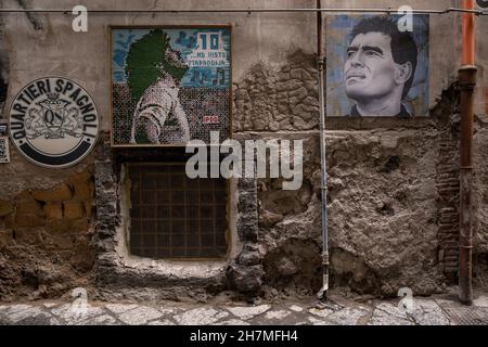 Neapel, Italie.23 novembre 2021.Des photos de la légende du football Maradona sont accrochées sur un trottoir dans les quartiers espagnols.Un an après la mort de la star du football dans une résidence privée au nord de Buenos Aires, Maradona est commémoré avec des hommages, des séries télévisées et des mémoriaux - y compris à Naples, où le 'Golden boy' a joué pendant des années à SSC Napoli.(À dpa 'Un an sans Diego: Hommages et accusations à l'anniversaire de la mort de Maradona') Credit: Alessio Paduano/dpa/Alay Live News Banque D'Images