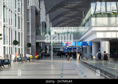 ISTANBUL - octobre 22 : aéroport d'Istanbul Havalimani.Nouveau hall avec passagers, terminal d'arrivée, octobre 22.2021 en Turquie . Banque D'Images