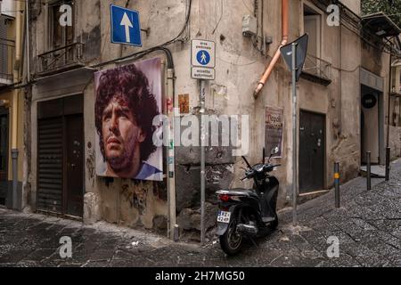 Neapel, Italie.23 novembre 2021.Une photo de la légende Argentine du football Maradona est accroché à un coin du quartier espagnol.Un an après la mort de la star du football dans une résidence privée au nord de Buenos Aires, Maradona est commémoré avec des hommages, des séries télévisées et des mémoriaux - y compris à Naples, où le 'Golden boy' a joué pendant des années à SSC Napoli.(À dpa 'Un an sans Diego: Hommages et accusations à l'anniversaire de la mort de Maradona') Credit: Alessio Paduano/dpa/Alay Live News Banque D'Images