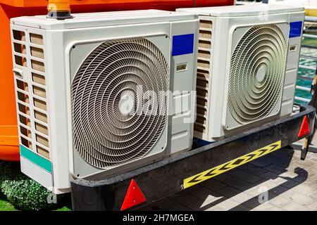 Climatiseurs installés à l'extérieur d'une maison moderne Banque D'Images