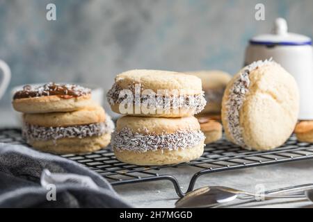 Alfajores: Biscuits péruviens traditionnels remplis de caramel Banque D'Images