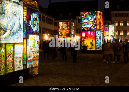 Bâle, Suisse - février 21.Place de la cathédrale avec exposition de lanternes de carnaval illuminées Banque D'Images