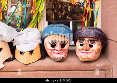 Bâle, Suisse - février 21.Quatre masques de carnaval assis sur un rebord de fenêtre Banque D'Images