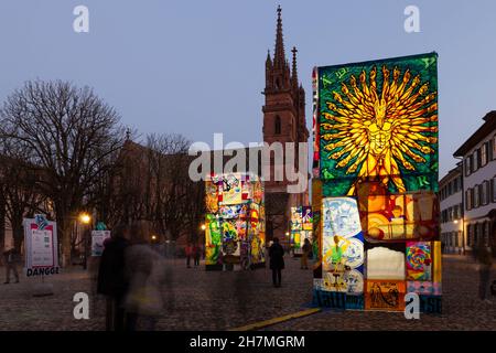 Bâle, Suisse - février 21.Place de la cathédrale avec exposition de lanternes de carnaval illuminées Banque D'Images