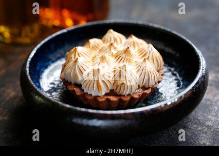 Pâte à croûte courte avec pommes, meringue et noix.Dessert sucré.Un délicieux plat.photographie culinaire.Suggestion de servir le plat. Banque D'Images
