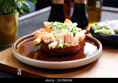 Sandwich au saumon fumé et aux asperges, servi avec une salade verte.Un délicieux plat.photographie culinaire.Suggestion de servir le plat. Banque D'Images