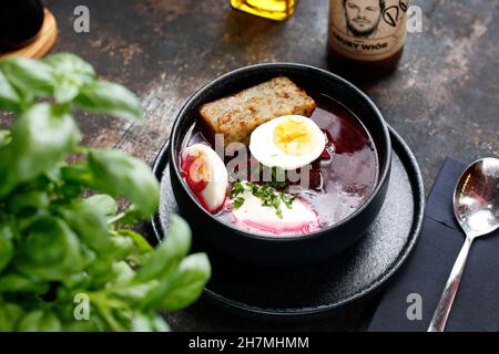 Soupe de betteraves avec œuf.Un plat appétissant.Photographie culinaire, une proposition de servir un repas. Banque D'Images