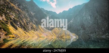 Parc national de Tatra, Pologne. Calme lac Czarny Staw sous Rysy et paysage des montagnes d'été. Soleil avec des rayons de soleil au-dessus de la belle vue panoramique de Banque D'Images