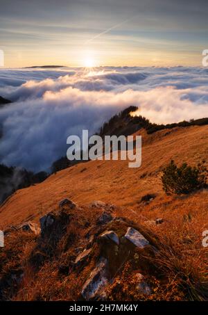 Lever de soleil spectaculaire dans les montagnes avec brouillard et soleil - paysage Slovaquie Banque D'Images