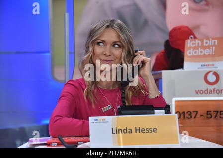 18 novembre 2021, Rhénanie-du-Nord-Westphalie, Hürth: Chanteuse Linda Hesse comme invitée au 26e téléthon RTL nous aidons les enfants photo: Horst Galuschka/dpa Banque D'Images