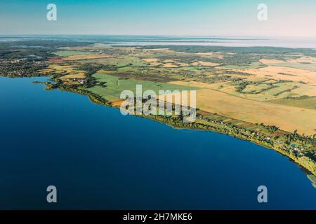 District de Lyepyel, région de Vitebsk, Bélarus.Vue aérienne de la zone résidentielle avec maisons à la campagne.Brume matinale au-dessus du lac Lepel et de la ville Skyline Banque D'Images