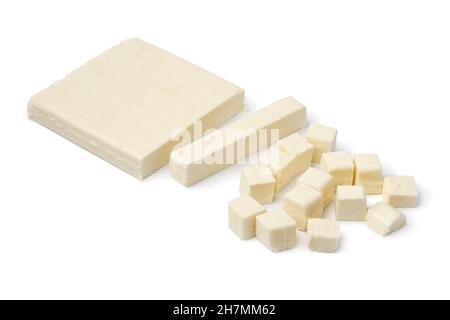 Tranche de fromage paneer indien et cubes isolés sur fond blanc Banque D'Images