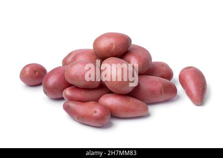 Tas de petites pommes de terre Roseval fraîches, isolées sur fond blanc Banque D'Images
