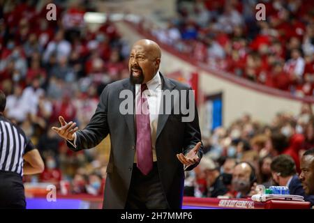 Bloomington, États-Unis.23 novembre 2021.L'entraîneur de basket-ball de l'Indiana University Mike Woodson s'entraîne contre l'État de Jackson lors du match de basket-ball de la National Collegiate Athletic Association (NCAA) à Bloomington.IU Beat Jackson State 70-35.Crédit : SOPA Images Limited/Alamy Live News Banque D'Images