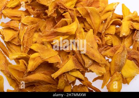 Tranches de mangue séchées. Parfait comme en-cas, ajout à la crème glacée et autres desserts. Banque D'Images