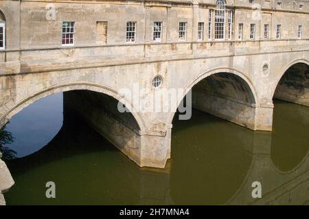 le pont de pulteney au-dessus de la rivière avon en salle de bain a été achevé en 1774 Banque D'Images