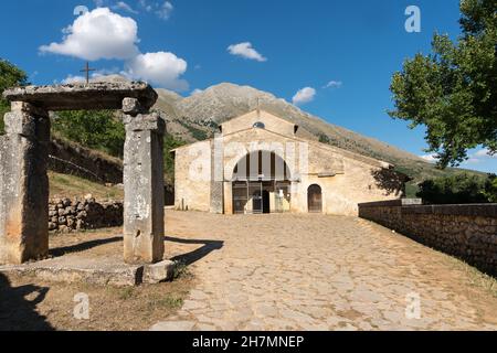 Rosciolo dei Marsi , Italie-août 7, 2021:vue de l'église romane de Santa Maria dans la Valle Porlaneta locatetd sur les pentes du Mont Velino duri Banque D'Images