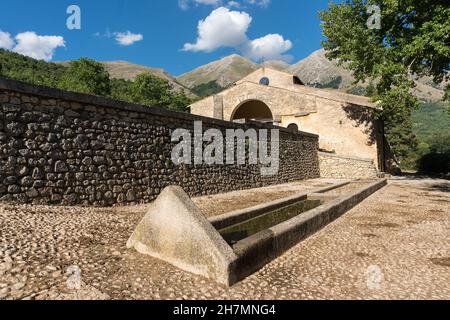 Rosciolo dei Marsi , Italie-août 7, 2021:vue de l'église romane de Santa Maria dans la Valle Porlaneta locatetd sur les pentes du Mont Velino duri Banque D'Images