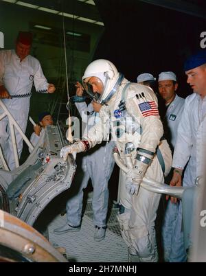 (8 février 1966) --- l'astronaute Thomas P. Stafford, pilote de commandement de l'équipage principal Gemini-9, suit une formation de familiarisation avec l'engin spatial Gemini-9 à l'usine McDonnell de St. Louis Banque D'Images