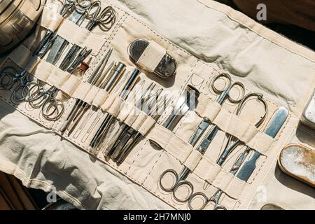 Anciens instruments médicaux et chirurgicaux. De nombreux instruments chirurgicaux pour la chirurgie. Objets anciens différents instruments médicaux en métal. Rétro inoxydable chirurgical Banque D'Images