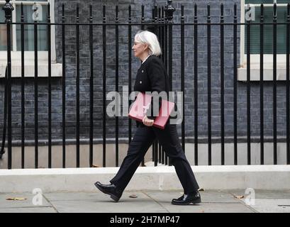 Nadine Dorries, secrétaire d'État au ministère du numérique, de la Culture, des médias et du Sport, arrive à Downing Street, à Londres, avant la réunion hebdomadaire du Cabinet du gouvernement.Date de la photo: Mardi 23 novembre 2021. Banque D'Images