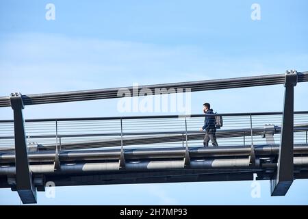 Piéton sur le pont du millénaire au-dessus de la Tamise, Londres, Angleterre. Banque D'Images
