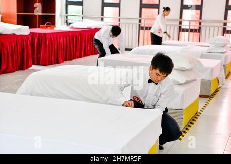 Longli, province chinoise du Guizhou.23 novembre 2021.Les concurrents participent au concours de service à l'étage lors d'un concours de compétences professionnelles dans le comté de Longli, dans la province de Guizhou, dans le sud-ouest de la Chine, le 23 novembre 2021.Credit: Yang Wenbin/Xinhua/Alamy Live News Banque D'Images